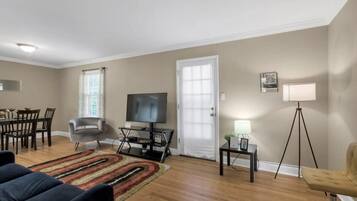 House, Multiple Beds, Pool Access, Pool View (Gilmore Retro Pad) | Living area