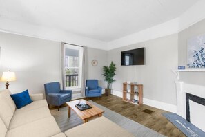 Casa, varias camas, patio, vista al jardín (Avenue South Serene) | Área de sala de estar | Chimenea 