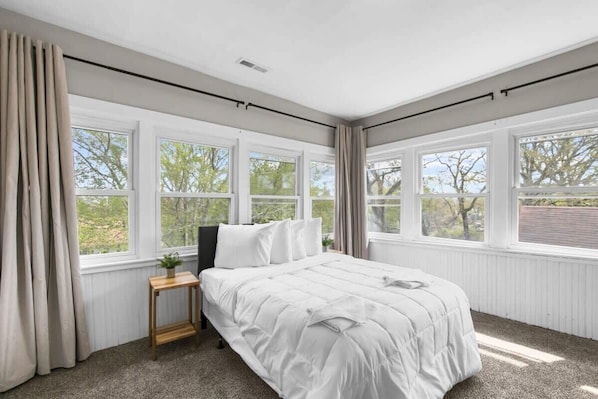 Casa, varias camas, patio, vista al jardín (Avenue South Serene) | Vista desde la habitación