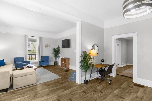 Casa, várias camas, varanda, vista para o jardim (Avenue South Serene) | Área de estar | TV, lareira