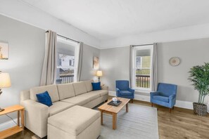 Casa, varias camas, patio, vista al jardín (Avenue South Serene) | Área de sala de estar | Chimenea 