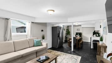 House, Multiple Beds, Patio, Garden View (Dugan Ave Unit B) | Living area