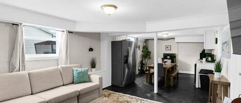 House, Multiple Beds, Patio, Garden View (Dugan Ave Unit B) | Living area