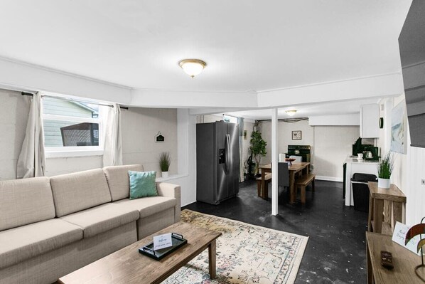 House, Multiple Beds, Patio, Garden View (Dugan Ave Unit B) | Living area