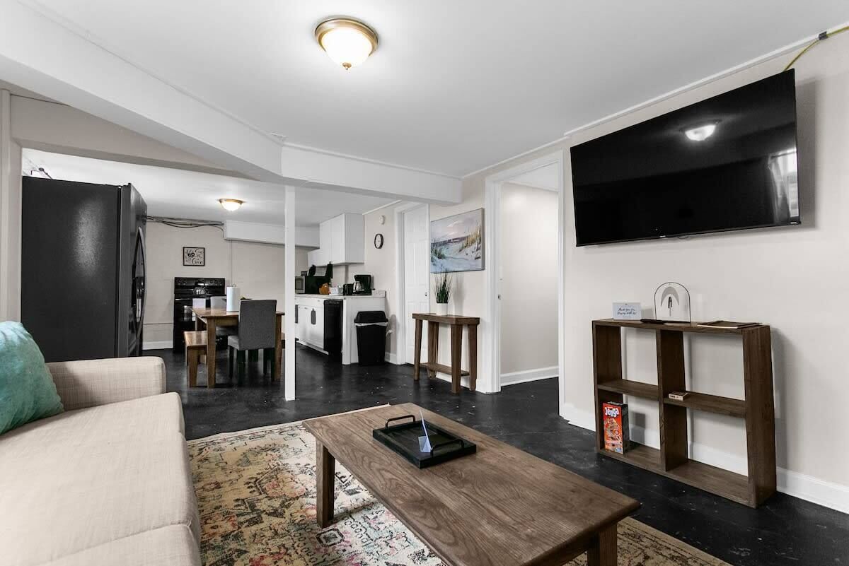 House, Multiple Beds, Patio, Garden View (Dugan Ave Unit B) | Living area