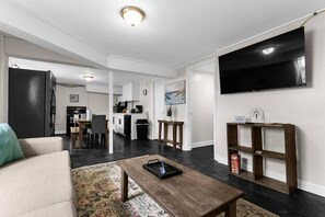 House, Multiple Beds, Patio, Garden View (Dugan Ave Unit B) | Living area