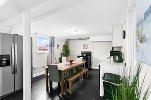 獨棟房屋, 多張床, 庭院, 花園景觀 (Dugan Ave Unit B) | 3 間臥室、獨特裝潢、布置獨特、床單