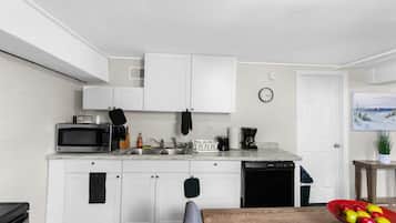 Maison, plusieurs lits, patio, vue jardin (Dugan Ave Unit B) | Cuisine privée | Cafetière/bouilloire