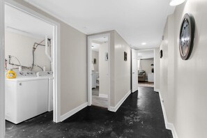 House, Multiple Beds, Patio, Garden View (Dugan Ave Unit B) | Interior
