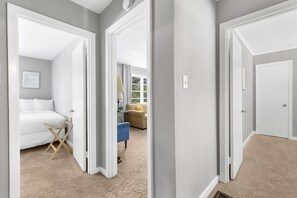 Hus - flera sängar - uteplats - utsikt mot trädgården (Broadmoor Bungalow - Unit A) | Interiör