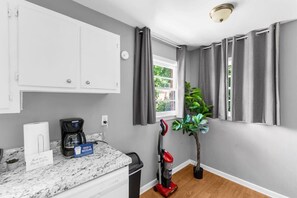 House, Multiple Beds, Patio, Garden View (Broadmoor Bungalow - Unit A) | Interior