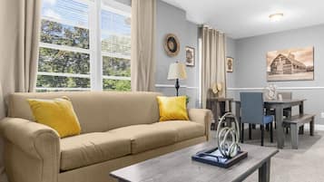 Casa, varias camas, patio, vista al jardín (Broadmoor Bungalow - Unit A) | Área de sala de estar