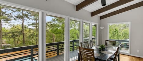 Casa, varias camas, acceso a la alberca, vista a la alberca (Observatory Drive Terrace House) | Vista desde la habitación