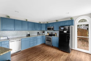 House, Multiple Beds, Pool Access, Pool View (Observatory Drive Terrace House) | Private kitchen | Fridge, microwave, oven, stovetop