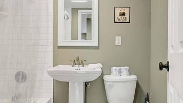 Apartment, Multiple Beds, Pool Access, Garden View (Bethany B Huntsville Oasis) | Bathroom | Designer toiletries, towels