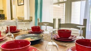 Casa, varias camas, patio, vista al jardín (Bonita Bungalow) | 4 habitaciones, decoración personalizada y muebles diferentes