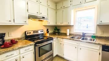 House, Multiple Beds, Patio, Garden View (Bonita Bungalow) | Private kitchen