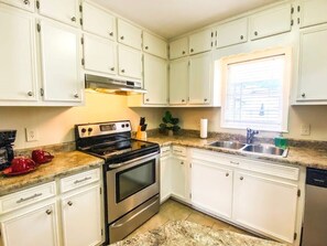 Casa, várias camas, varanda, vista para o jardim (Bonita Bungalow) | Cozinha privada | Geladeira, micro-ondas, fogão, cooktop