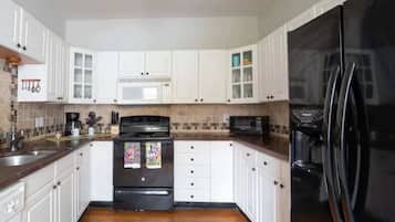 Maison, plusieurs lits, patio, vue jardin (Arlington Crescent Revival - Unit 1) | Cuisine privée | Cafetière/bouilloire