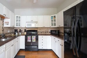 Talo, useita sänkyjä, patio, näköala puutarhaan (Arlington Crescent Revival - Unit 1) | Yksityinen keittiö | Jääkaappi, mikroaaltouuni, uuni, liesi