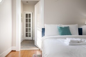 Talo, useita sänkyjä, patio, näköala puutarhaan (Arlington Crescent Revival - Unit 1) | 5 makuuhuonetta, ilmainen Wi-Fi