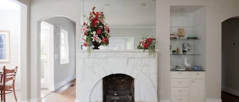 Hus - flera sängar - uteplats - utsikt mot trädgården (Arlington Crescent Revival - Unit 1) | Interiör