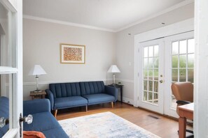 Talo, useita sänkyjä, patio, näköala puutarhaan (Arlington Crescent Revival - Unit 1) | Oleskelualue | Televisio, takka