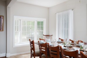 Maison, plusieurs lits, patio, vue jardin (Arlington Crescent Revival - Unit 1)