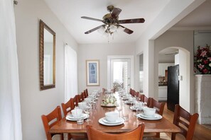 Casa, várias camas, varanda, vista para o jardim (Arlington Crescent Revival - Unit 1) | Opções para refeição