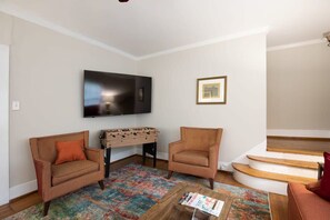 Casa, varias camas, patio, vistas al jardín (Arlington Crescent Revival - Unit 1) | Zona de estar | Una chimenea