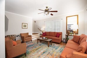 Casa, varias camas, patio, vistas al jardín (Arlington Crescent Revival - Unit 1) | Zona de estar | Una chimenea