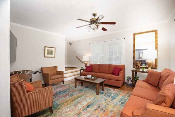 Casa, várias camas, varanda, vista para o jardim (Arlington Crescent Revival - Unit 1) | Área de estar | TV, lareira