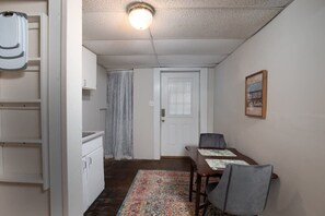 Apartamento, 1 cama King e sofá-cama, varanda (Arlington Crescent Revival - Unit 2) | Opções para refeição