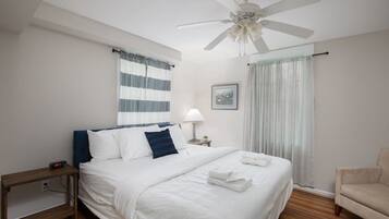 Departamento, 1 cama King size y sofá cama, patio (Arlington Crescent Revival - Unit 2) | 1 habitación, decoración personalizada y muebles diferentes