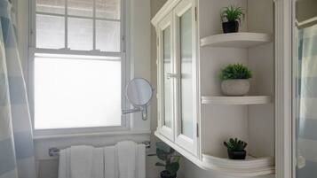 Departamento, 1 cama King size y sofá cama, patio (Arlington Crescent Revival - Unit 2) | Baño | Toallas