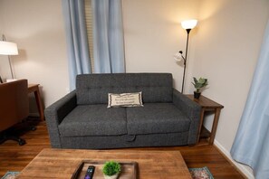 Apartment, 1 King-Bett und Schlafsofa, Terrasse, Gartenblick (Arlington Crescent Revival - Unit 2) | Wohnbereich | Fernseher