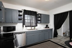 Maison, plusieurs lits, patio, vue jardin (4th St Little Blue in Bham) | Cuisine privée | Cafetière/bouilloire