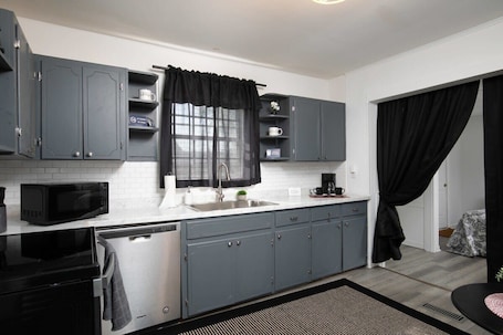 House, Multiple Beds, Patio, Garden View (4th St Little Blue in Bham) | Private kitchen | Coffee/tea maker