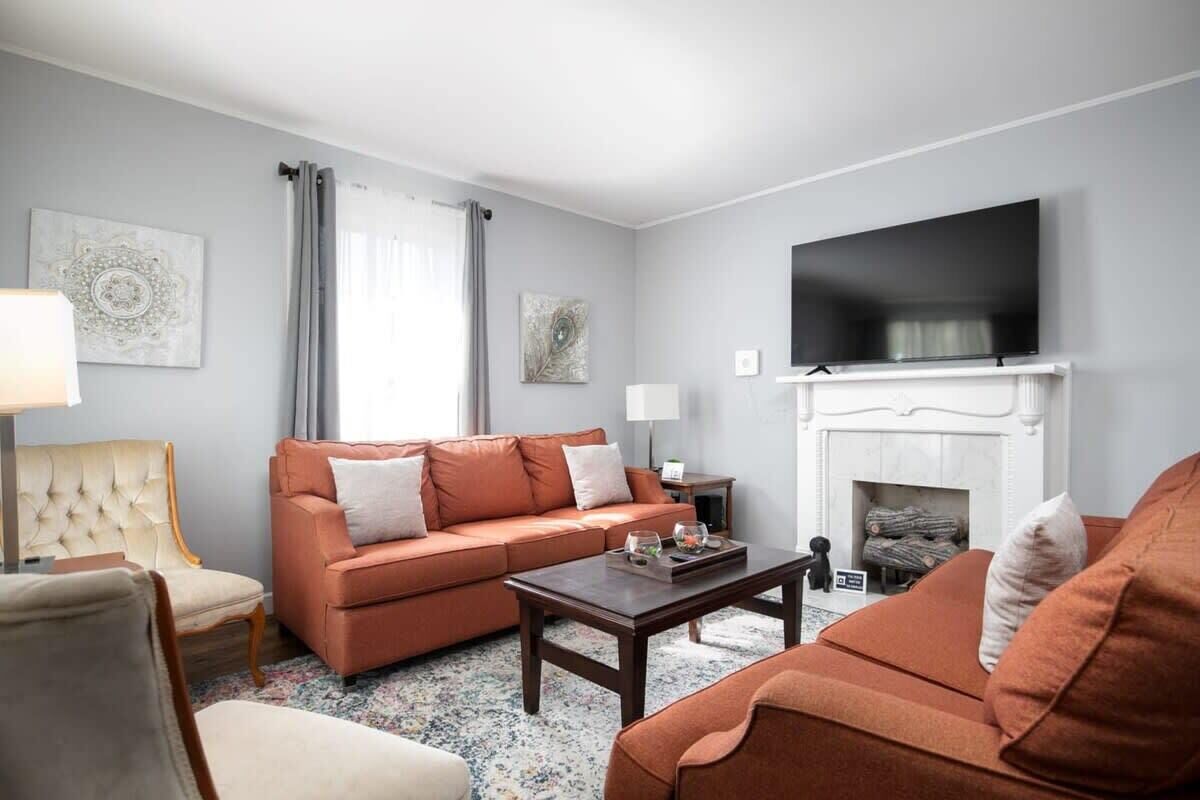 Hus - flera sängar - uteplats - utsikt mot trädgården (4th St Little Blue in Bham) | Vardagsrum | Eldstad