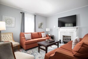 Maison, plusieurs lits, patio, vue jardin (4th St Little Blue in Bham) | Coin séjour | Cheminée