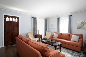 Maison, plusieurs lits, patio, vue jardin (4th St Little Blue in Bham) | Coin séjour | Cheminée