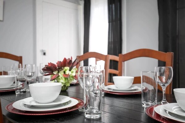 4 عدّة غرف نوم وبديكورات فريدة لكل غرفة وطراز فريد لكل وحدة