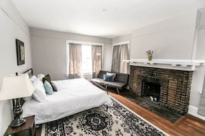 Maison, Plusieurs lits, patio, vue sur le jardin (29th Str Trendy Lakeview Craftsman8) | 4 chambres, décor unique, ameublement unique, literie fournie