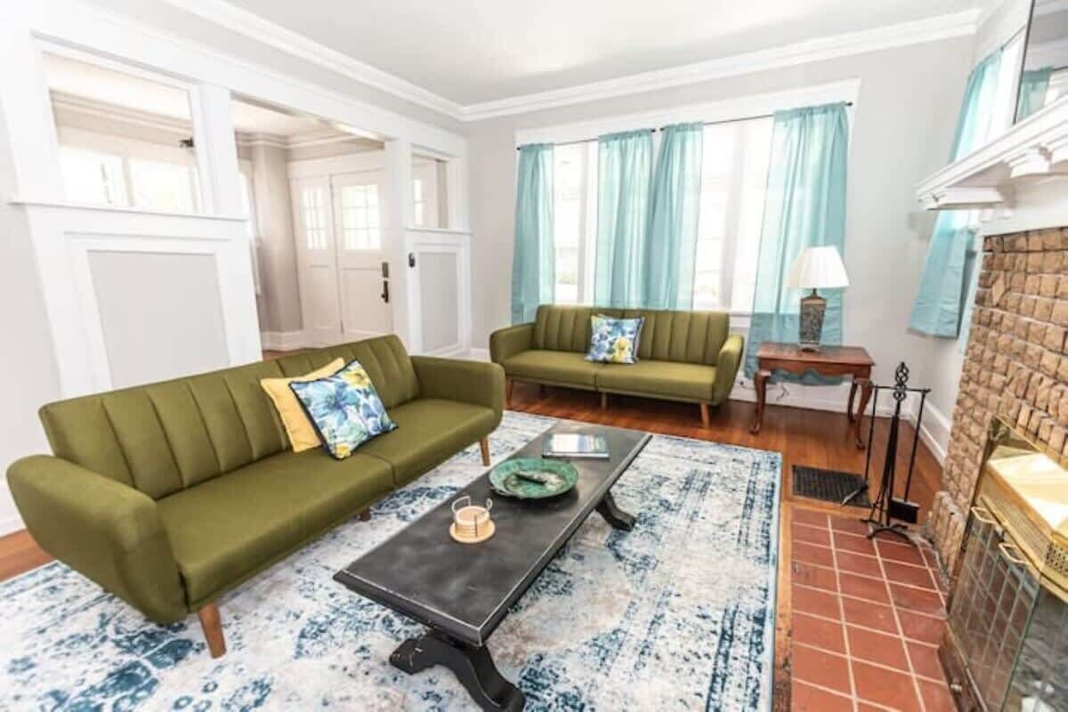 บ้านพัก, หลายเตียง, ลานระเบียง, วิวสวน (29th Str Trendy Lakeview Craftsman8) | บริเวณนั่งเล่น | เตาผิง