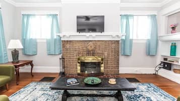 Casa, varias camas, patio, vista al jardín (29th Str Trendy Lakeview Craftsman8) | Área de sala de estar | Chimenea