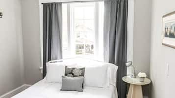 Rumah, Beberapa Tempat Tidur, patio, pemandangan kebun (29th Str Trendy Lakeview Craftsman8) | 4 kamar tidur dan didekorasi berbeda-beda