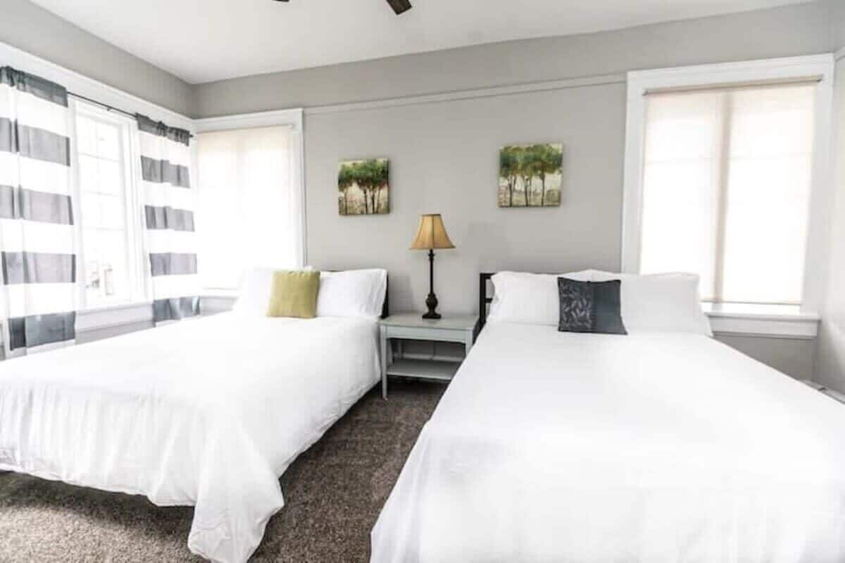 ハウス ベッド (複数台) パティオ ガーデンビュー (29th Str Trendy Lakeview Craftsman8) | 4 室のベッドルーム、客室ごとに異なる装飾、客室ごとに異なるインテリア、ベッドシーツ