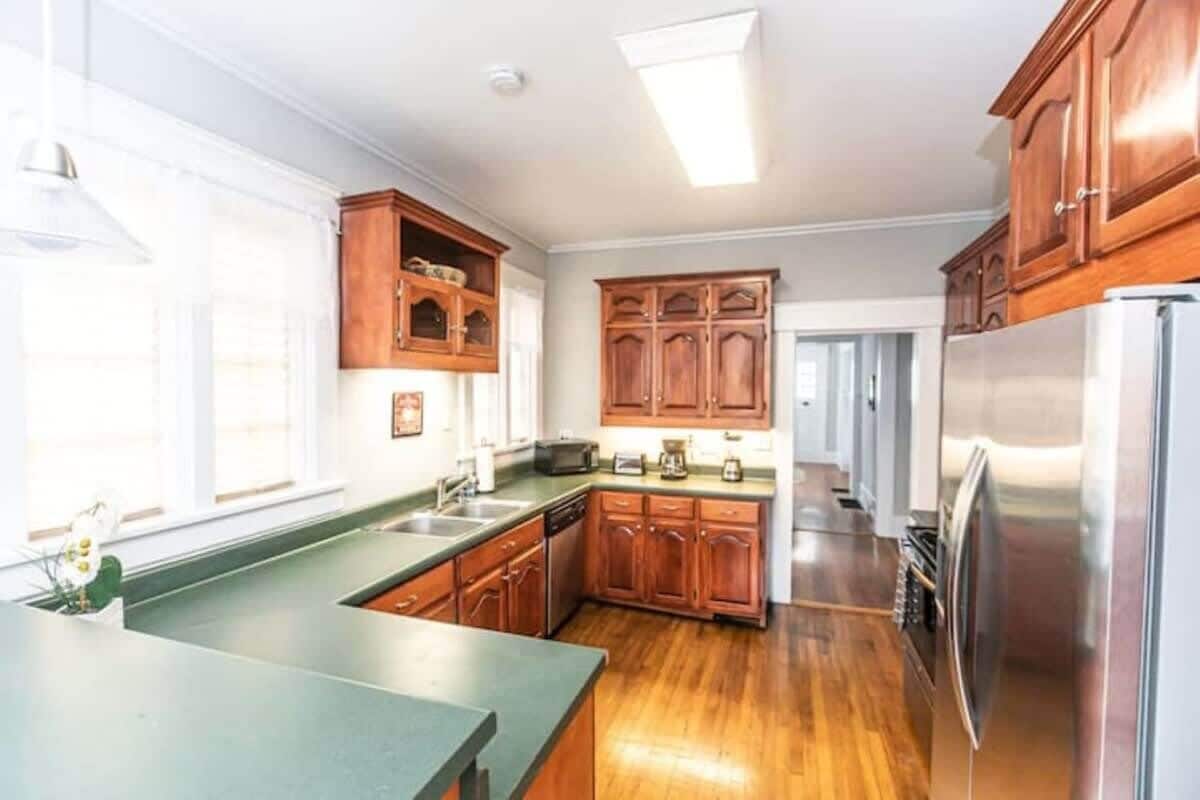 Casa, varias camas, patio, vista al jardín (29th Str Trendy Lakeview Craftsman8) | Cocina privada | Cafetera y tetera 