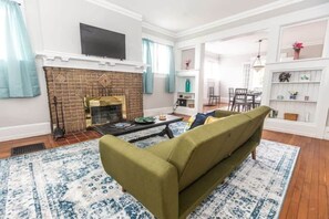 Casa, varias camas, patio, vistas al jardín (29th Str Trendy Lakeview Craftsman8) | Zona de estar | Una chimenea