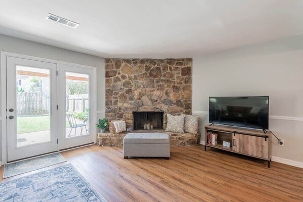 Maison, plusieurs lits, patio, vue jardin (Jade Rocket City Retreat) | Coin séjour